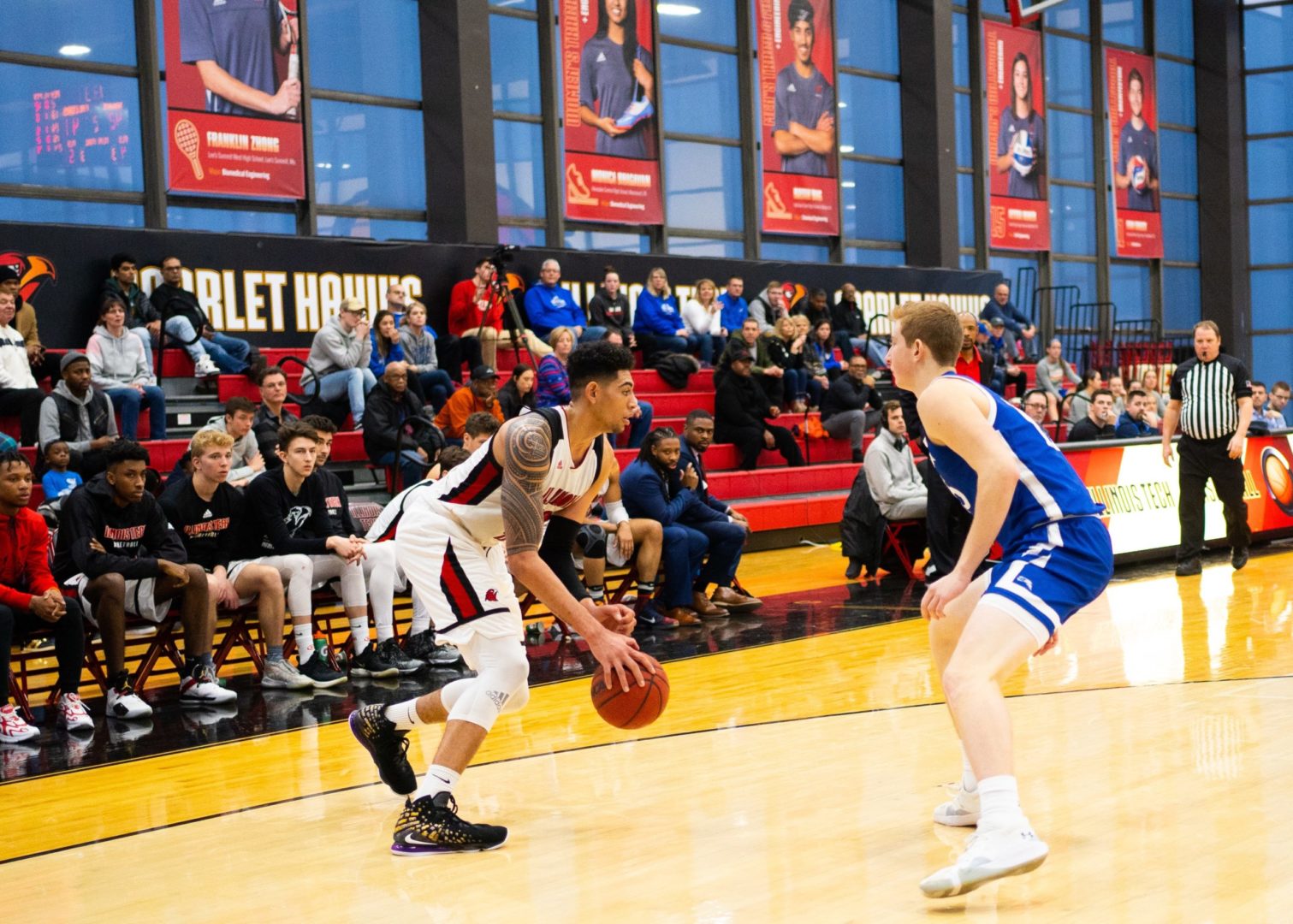 Đội bóng rổ của trường (áo trắng) đang thi đấu